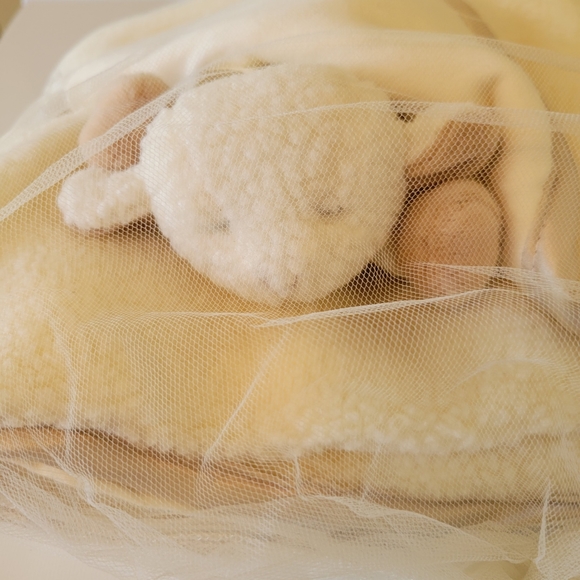 Sherpa blanket gift set Cloud b cream color with lamb stuffed toy - Picture 4 of 10